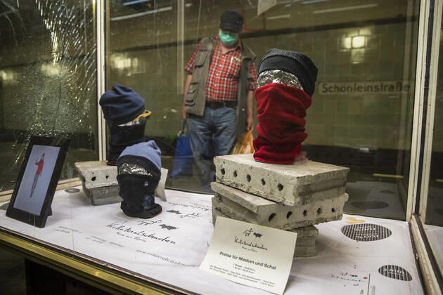 Passengers wearing a face mask on public transport in Berlin on 28 April 2020 Since yesterday, it is mandatory to wear a protection for nose and mouth on trains, trams and buses Starting tomorrow, the obligation also applies to the retail trade Coronavirus in Berlin