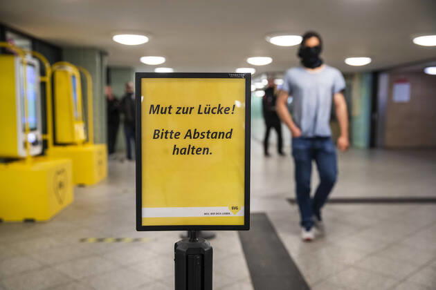 Passengers wearing a face mask on public transport in Berlin on 28 April 2020 Since yesterday, it is mandatory to wear a protection for nose and mouth on trains, trams and buses Starting tomorrow, the obligation also applies to the retail trade Coronavirus in Berlin