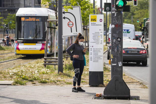 Passengers wearing a face mask on public transport in Berlin on 28 April 2020 Since yesterday, it is mandatory to wear a protection for nose and mouth on trains, trams and buses Starting tomorrow, the obligation also applies to the retail trade Coronavirus in Berlin