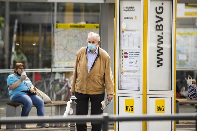 Passengers wearing a face mask on public transport in Berlin on 28 April 2020 Since yesterday, it is mandatory to wear a protection for nose and mouth on trains, trams and buses Starting tomorrow, the obligation also applies to the retail trade Coronavirus in Berlin