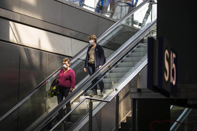Passengers wearing a face mask on public transport in Berlin on 28 April 2020 Since yesterday, it is mandatory to wear a protection for nose and mouth on trains, trams and buses Starting tomorrow, the obligation also applies to the retail trade Coronavirus in Berlin