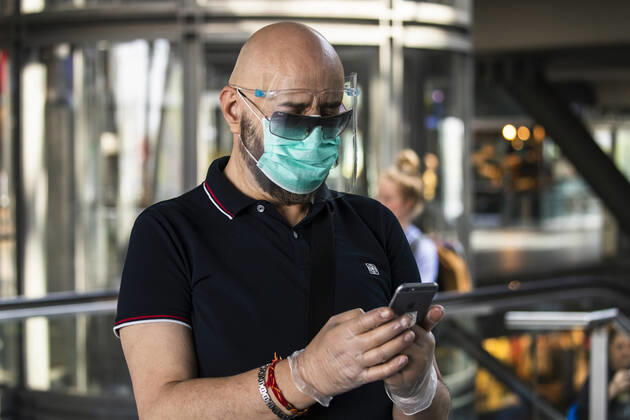 Oscar with a face mask and eye protection at the central station in Berlin on April 28, 2020 Since yesterday, it is mandatory to wear nose and mouth protection on trains, trams and buses Starting tomorrow, it will also be mandatory for retailers Coronavirus in Berlin