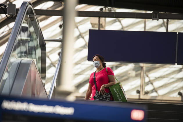 Passengers wearing a face mask on public transport in Berlin on 28 April 2020 Since yesterday, it is mandatory to wear a protection for nose and mouth on trains, trams and buses Starting tomorrow, the obligation also applies to the retail trade Coronavirus in Berlin