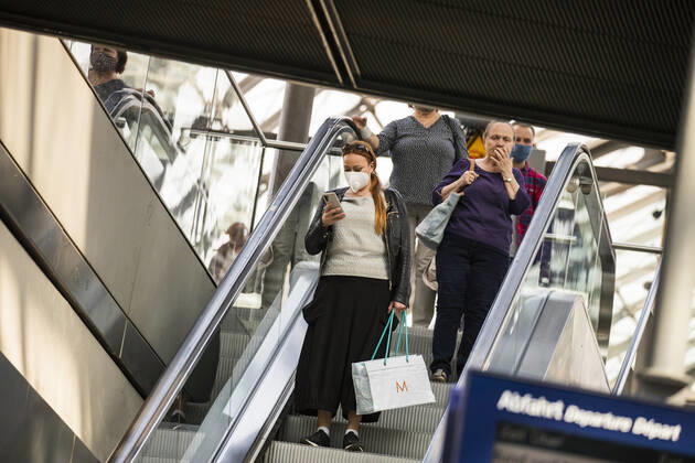 Passengers wearing a face mask on public transport in Berlin on 28 April 2020 Since yesterday, it is mandatory to wear a protection for nose and mouth on trains, trams and buses Starting tomorrow, the obligation also applies to the retail trade Coronavirus in Berlin