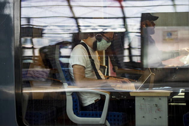 Passengers wearing a face mask on public transport in Berlin on 28 April 2020 Since yesterday, it is mandatory to wear a protection for nose and mouth on trains, trams and buses Starting tomorrow, the obligation also applies to the retail trade Coronavirus in Berlin