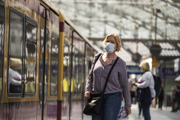 Passengers wearing a face mask on public transport in Berlin on 28 April 2020 Since yesterday, it is mandatory to wear a protection for nose and mouth on trains, trams and buses Starting tomorrow, the obligation also applies to the retail trade Coronavirus in Berlin