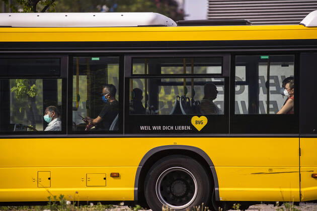 Passengers wearing a face mask on public transport in Berlin on 28 April 2020 Since yesterday, it is mandatory to wear a protection for nose and mouth on trains, trams and buses Starting tomorrow, the obligation also applies to the retail trade Coronavirus in Berlin