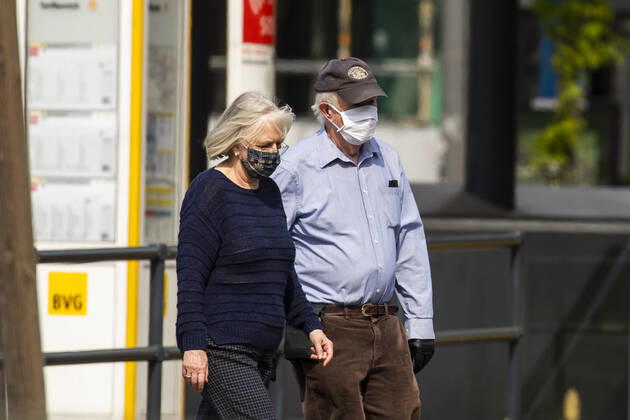 Passengers wearing a face mask on public transport in Berlin on 28 April 2020 Since yesterday, it is mandatory to wear a protection for nose and mouth on trains, trams and buses Starting tomorrow, the obligation also applies to the retail trade Coronavirus in Berlin