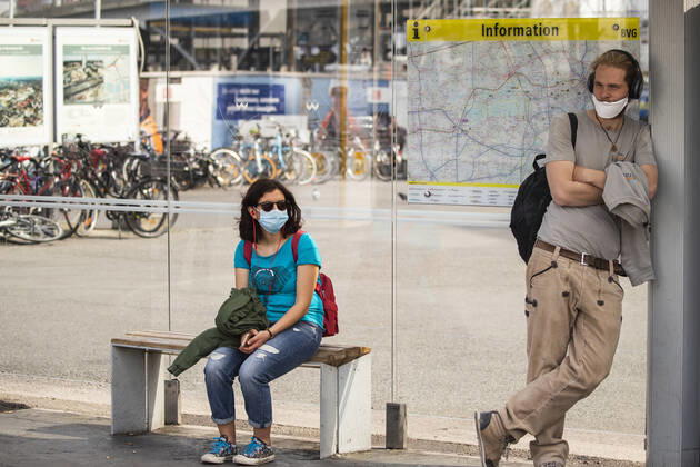 Passengers wearing a face mask on public transport in Berlin on 28 April 2020 Since yesterday, it is mandatory to wear a protection for nose and mouth on trains, trams and buses Starting tomorrow, the obligation also applies to the retail trade Coronavirus in Berlin