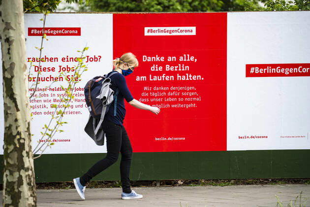 Berlin Senate advertising campaign against coronavirus in Berlin on April 28, 2020 Since yesterday, it is mandatory to wear nose and mouth protection on trains, trams and buses Starting tomorrow, the obligation also applies to the retail trade Coronavirus in Berlin