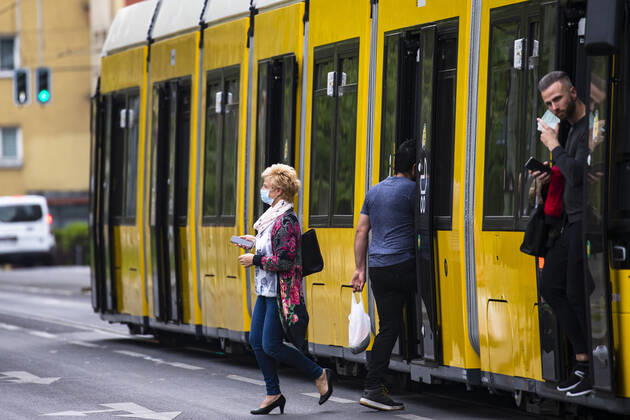 Berlin Senate advertising campaign against coronavirus in Berlin on April 28, 2020 Since yesterday, it is mandatory to wear nose and mouth protection on trains, trams and buses Starting tomorrow, the obligation also applies to the retail trade Coronavirus in Berlin