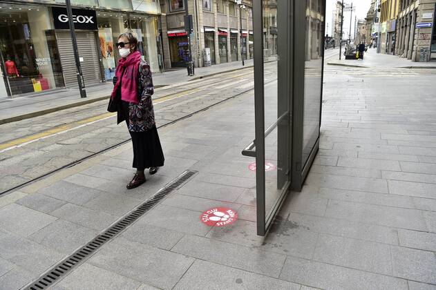 Milan, Coronavirus new signage for phase 2, respecting the sea distances inside the trams that in the stops, Advertising on Trams, public transport Atm (Duilio Piaggesi Fotogramma, Milan - 2020-04-28) p.s. la foto e utilizzabile nel rispetto del contesto in cui e stata scattata, e senza intento diffamatorio del decoro delle persone rappresentate Copyright: xDuilioxPiaggesix xFOTOGRAMMAx
