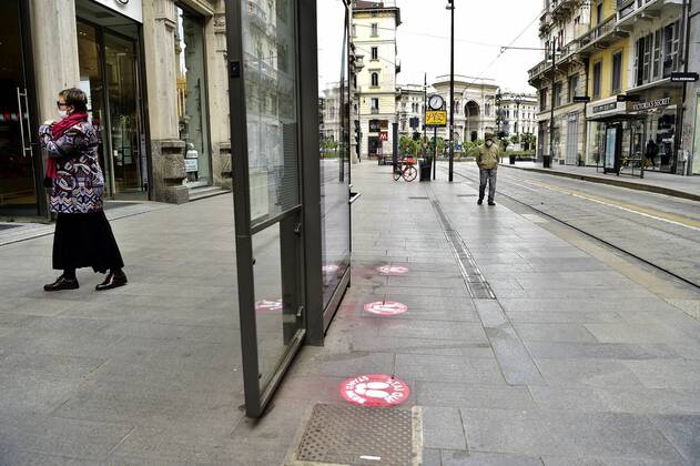 Milan, Coronavirus new signage for phase 2, respecting the sea distances inside the trams that in the stops, Advertising on Trams, public transport Atm (Duilio Piaggesi Fotogramma, Milan - 2020-04-28) p.s. la foto e utilizzabile nel rispetto del contesto in cui e stata scattata, e senza intento diffamatorio del decoro delle persone rappresentate Copyright: xDuilioxPiaggesix xFOTOGRAMMAx