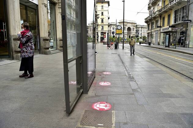 Milan, Coronavirus new signage for phase 2, respecting the sea distances inside the trams that in the stops, Advertising on Trams, public transport Atm (Duilio Piaggesi Fotogramma, Milan - 2020-04-28) p.s. la foto e utilizzabile nel rispetto del contesto in cui e stata scattata, e senza intento diffamatorio del decoro delle persone rappresentate Copyright: xDuilioxPiaggesix xFOTOGRAMMAx