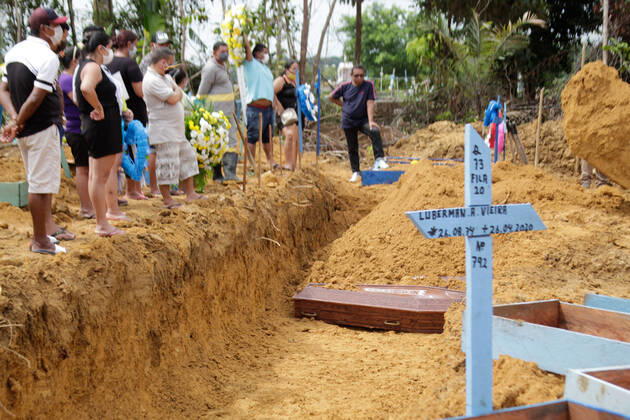 MANAUS, AM - 28.04.2020: MOVIMENTAÇÃO NO CEMITÉRIO PARQUE MANAUS - Movement in the Parque de Manaus cemetery, this Wednesday morning (28), in the Tarumã neighborhood, west of the city of Manaus. In the photo, family members accompany the burial of their relatives. x1907975x  SandroxPereira