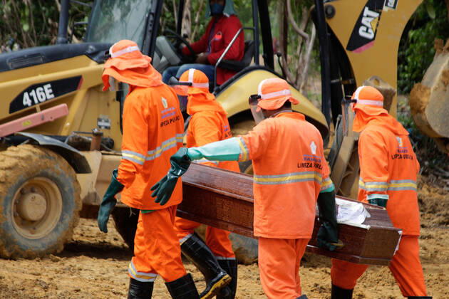 MANAUS, AM - 28.04.2020: MOVIMENTAÇÃO NO CEMITÉRIO PARQUE MANAUS - Movement in the Parque de Manaus cemetery, this Wednesday morning (28), in the Tarumã neighborhood, west of the city of Manaus. In the photo, public servants carry coffins to the ditch. x1907977x  SandroxPereira
