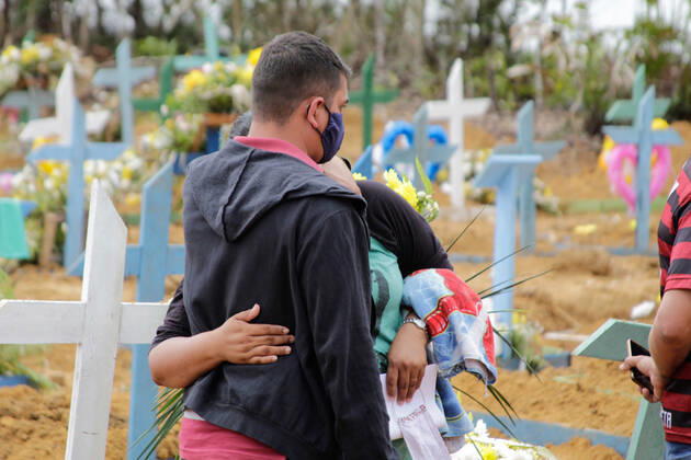 MANAUS, AM - 28.04.2020: MOVIMENTAÇÃO NO CEMITÉRIO PARQUE MANAUS - Movement in the Parque de Manaus cemetery, this Wednesday morning (28), in the Tarumã neighborhood, west of the city of Manaus. In the photo, family members accompany the burial of their relatives. x1907982x  SandroxPereira