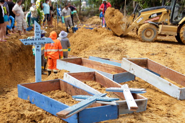 MANAUS, AM - 28.04.2020: MOVIMENTAÇÃO NO CEMITÉRIO PARQUE MANAUS - Movement in the Parque de Manaus cemetery, this Wednesday morning (28), in the Tarumã neighborhood, west of the city of Manaus. In the photo, crosses and the pens used to separate one pit from the other. x1907988x  SandroxPereira