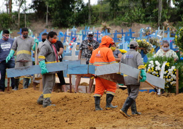 MANAUS, AM - 28.04.2020: MOVIMENTAÇÃO NO CEMITÉRIO PARQUE MANAUS - Movement in the Parque de Manaus cemetery, this Wednesday morning (28), in the Tarumã neighborhood, west of the city of Manaus. x1907991x  SandroxPereira