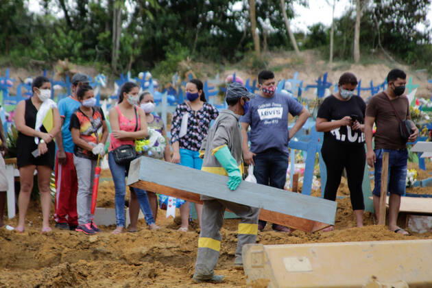 MANAUS, AM - 28.04.2020: MOVIMENTAÇÃO NO CEMITÉRIO PARQUE MANAUS - Movement in the Parque de Manaus cemetery, this Wednesday morning (28), in the Tarumã neighborhood, west of the city of Manaus. x1907992x  SandroxPereira