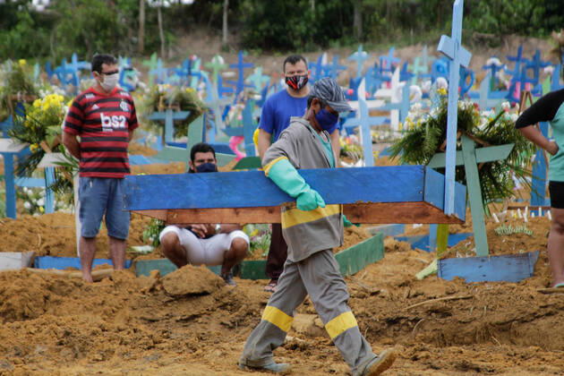 MANAUS, AM - 28.04.2020: MOVIMENTAÇÃO NO CEMITÉRIO PARQUE MANAUS - Movement in the Parque de Manaus cemetery, this Wednesday morning (28), in the Tarumã neighborhood, west of the city of Manaus. x1907994x  SandroxPereira