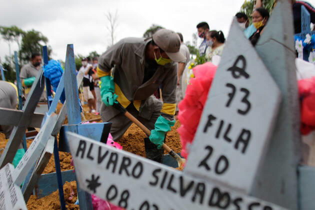 MANAUS, AM - 28.04.2020: MOVIMENTAÇÃO NO CEMITÉRIO PARQUE MANAUS - Movement in the Parque de Manaus cemetery, this Wednesday morning (28), in the Tarumã neighborhood, west of the city of Manaus. x1907995x  SandroxPereira