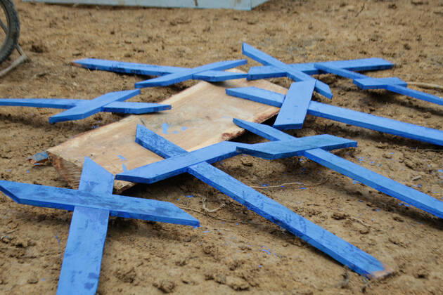 MANAUS, AM - 28.04.2020: MOVIMENTAÇÃO NO CEMITÉRIO PARQUE MANAUS - Movement in the Parque de Manaus cemetery, this Wednesday morning (28), in the Tarumã neighborhood, west of the city of Manaus. In the photo, painted crosses placed to dry. x1907997x  SandroxPereira
