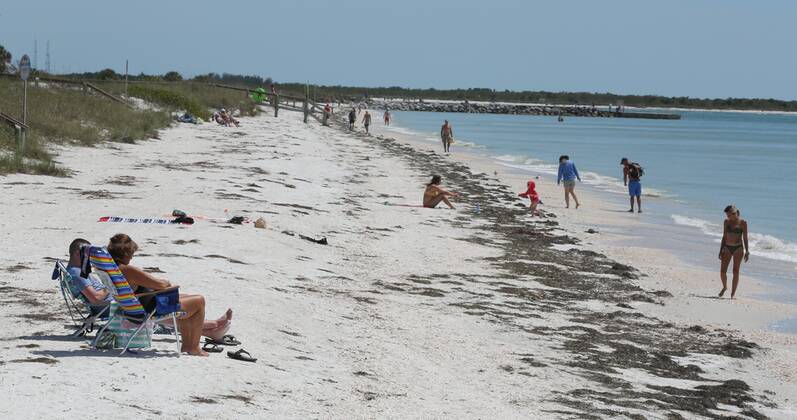 April 28, 2020, St. Pete Beach, Florida, USA: Beach visitors ignore closed beach signs and barricades on Pass-A-Grille Beach, St. Pete Beach, Wednesday, 4 28 2020. Pinellas County Commissioners voted to open the beaches Monday, with restrictions. St. Pete Beach USA - ZUMAs70_ 20200428_zan_s70_008 Copyright: xScottxKeelerx