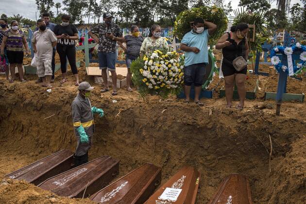 Gravediggers work in a collective burial in the Nossa Senhora Aparecida cemetery while family members mourn their loved ones, in the city of Manaus, Amazonas state, Brazil, 28 April 2020. The number of burials per day in the capital of Amazonas does not drop below 120 people due to the COVID-19 pandemic, which has led the local government to order the opening of mass graves. The city s funeral system is at risk as coffins have begun to become scarce. EFE Raphael Alves Mass burials do not cease in the Brazilian state of Amazonas !ACHTUNG: NUR REDAKTIONELLE NUTZUNG!  Copyright: xRAPHAELxALVESx AME6326 20200428-637237083567564582