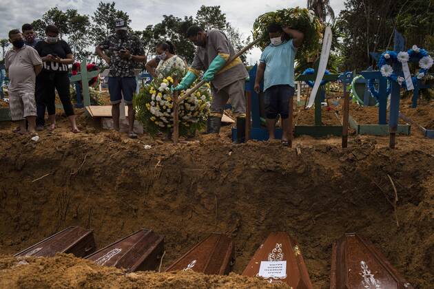 Gravediggers work in a collective burial in the Nossa Senhora Aparecida cemetery while family members mourn their loved ones, in the city of Manaus, Amazonas state, Brazil, 28 April 2020. The number of burials per day in the capital of Amazonas does not drop below 120 people due to the COVID-19 pandemic, which has led the local government to order the opening of mass graves. The city s funeral system is at risk as coffins have begun to become scarce. EFE Raphael Alves Mass burials do not cease in the Brazilian state of Amazonas !ACHTUNG: NUR REDAKTIONELLE NUTZUNG!  Copyright: xRAPHAELxALVESx AME6319 20200428-637237084202080922