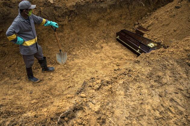 Gravediggers work in a collective burial in the Nossa Senhora Aparecida cemetery, in the city of Manaus, Amazonas state, Brazil, 28 April 2020. The number of burials per day in the capital of Amazonas does not drop below 120 people due to the COVID-19 pandemic, which has led the local government to order the opening of mass graves. The city s funeral system is at risk as coffins have begun to become scarce. EFE Raphael Alves Mass burials do not cease in the Brazilian state of Amazonas !ACHTUNG: NUR REDAKTIONELLE NUTZUNG!  Copyright: xRAPHAELxALVESx AME6339 20200428-637237084834777937