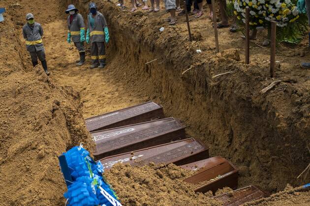 Gravediggers work in a collective burial in the Nossa Senhora Aparecida cemetery, in the city of Manaus, Amazonas state, Brazil, 28 April 2020. The number of burials per day in the capital of Amazonas does not drop below 120 people due to the COVID-19 pandemic, which has led the local government to order the opening of mass graves. The city s funeral system is at risk as coffins have begun to become scarce. EFE Raphael Alves Mass burials do not cease in the Brazilian state of Amazonas !ACHTUNG: NUR REDAKTIONELLE NUTZUNG!  Copyright: xRAPHAELxALVESx AME6327 20200428-637237084852592008