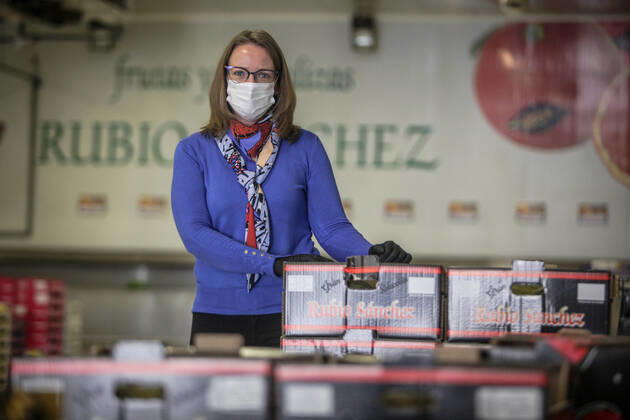 April 28, 2020: April 28, 2020 (Malaga) The Altamar Association receives fruit in Mercamalaga in Fruits Rubio Sanchez for food distribution for 30 needy families - ZUMAc161 20200428_zap_c161_008 Copyright: xLorenzoxCarnerox