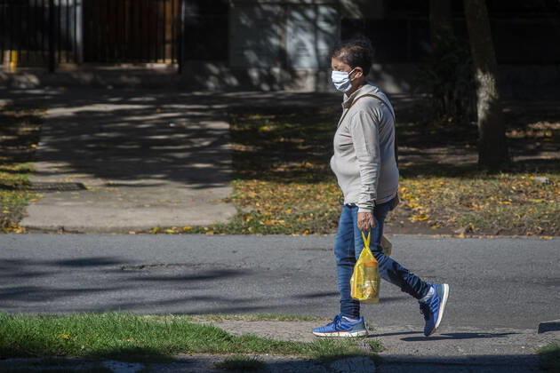 Coronavirus, Eindrücke aus Argentinien April 28, 2020, Firmat, Santa Fe, Argentina: A woman wearing a face masks walks carrying groceries. The daily life of a little country town has seen a big change due to the COVID-19 outbreak. Despite only one positive case to date in the city, the use of face masks is mandatory in all public spaces to prevent the spread of the coronavirus. Firmat Argentina - ZUMAm105 20200428_zaf_m105_005 Copyright: xPatricioxMurphyx