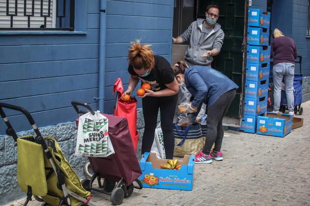 April 28, 2020: 28 April 2020 (Malaga) The Association Altamar de Malaga distributes food, basic necessities, Stationery materials to follow the school year online and masks for children and minors of the house for 30 families of social exclusion and with few economic resources. - ZUMAc161 20200428_zap_c161_015 Copyright: xLorenzoxCarnerox