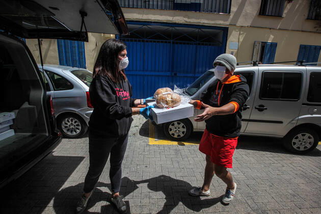 April 28, 2020: 28 April 2020 (Malaga) The Association Altamar de Malaga distributes food, basic necessities, Stationery materials to follow the school year online and masks for children and minors of the house for 30 families of social exclusion and with few economic resources. - ZUMAc161 20200428_zap_c161_027 Copyright: xLorenzoxCarnerox