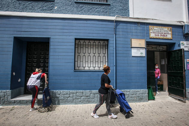 April 28, 2020: 28 April 2020 (Malaga) The Association Altamar de Malaga distributes food, basic necessities, Stationery materials to follow the school year online and masks for children and minors of the house for 30 families of social exclusion and with few economic resources. - ZUMAc161 20200428_zap_c161_033 Copyright: xLorenzoxCarnerox