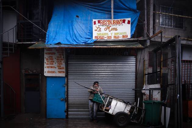 Coronavirus, Eindrücke aus Argentinien People wearing masks walk in the Villa 31 slum, where 11 new cases of COVID-19 were reported, in Buenos Aires, argentina, 28 April 2020. Villa 31 slum in Buenos Aires !ACHTUNG: NUR REDAKTIONELLE NUTZUNG!  Copyright: xJuanxIgnacioxRoncoronix AME6375 20200428-637237142150102051