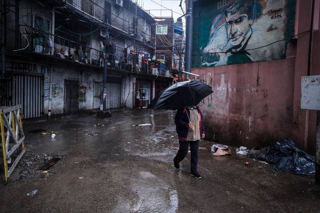 Coronavirus, Eindrücke aus Argentinien People wearing masks walk in the Villa 31 slum, where 11 new cases of COVID-19 were reported, in Buenos Aires, argentina, 28 April 2020. Villa 31 slum in Buenos Aires !ACHTUNG: NUR REDAKTIONELLE NUTZUNG!  Copyright: xJuanxIgnacioxRoncoronix AME6377 20200428-637237142171039617