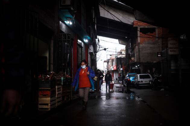 Coronavirus, Eindrücke aus Argentinien People wearing masks walk in the Villa 31 slum, where 11 new cases of COVID-19 were reported, in Buenos Aires, argentina, 28 April 2020. Villa 31 slum in Buenos Aires !ACHTUNG: NUR REDAKTIONELLE NUTZUNG!  Copyright: xJuanxIgnacioxRoncoronix AME6379 20200428-637237142210883364