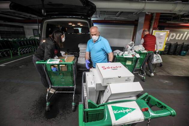 April 28, 2020: April 28, 2020 (Malaga) The Association Altamar de Malaga receives food and basic necessities in the Corteingles to be distributed to families with few resources due to the coronavirus crisis - ZUMAc161 20200428_zap_c161_048 Copyright: xLorenzoxCarnerox