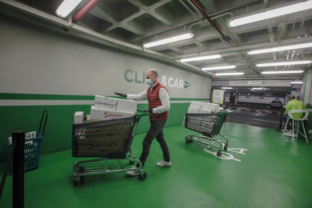 April 28, 2020: April 28, 2020 (Malaga) The Association Altamar de Malaga receives food and basic necessities in the Corteingles to be distributed to families with few resources due to the coronavirus crisis - ZUMAc161 20200428_zap_c161_049 Copyright: xLorenzoxCarnerox