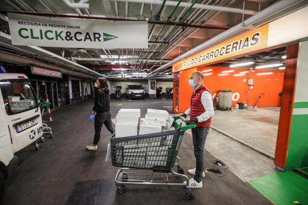 April 28, 2020: April 28, 2020 (Malaga) The Association Altamar de Malaga receives food and basic necessities in the Corteingles to be distributed to families with few resources due to the coronavirus crisis - ZUMAc161 20200428_zap_c161_050 Copyright: xLorenzoxCarnerox