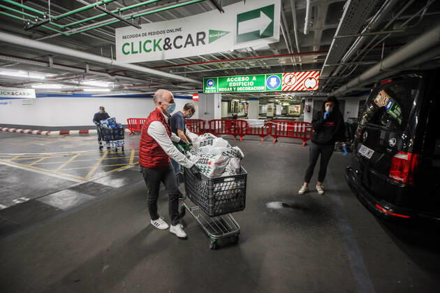 April 28, 2020: April 28, 2020 (Malaga) The Association Altamar de Malaga receives food and basic necessities in the Corteingles to be distributed to families with few resources due to the coronavirus crisis - ZUMAc161 20200428_zap_c161_052 Copyright: xLorenzoxCarnerox