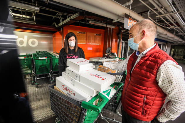 April 28, 2020: April 28, 2020 (Malaga) The Association Altamar de Malaga receives food and basic necessities in the Corteingles to be distributed to families with few resources due to the coronavirus crisis - ZUMAc161 20200428_zap_c161_053 Copyright: xLorenzoxCarnerox
