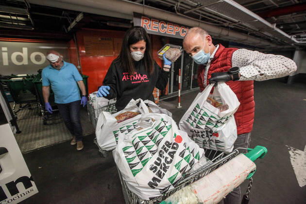 April 28, 2020: April 28, 2020 (Malaga) The Association Altamar de Malaga receives food and basic necessities in the Corteingles to be distributed to families with few resources due to the coronavirus crisis - ZUMAc161 20200428_zap_c161_055 Copyright: xLorenzoxCarnerox
