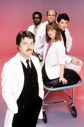 RYAN S FOUR, (clockwise from top left): Albert Hall, Dirk Blocker, Timothy Daly, Lisa Eilbacher, Tom Skerritt, 1983. Paramount Television Courtesy: Everett Collection Paramount Television Courtesy Everett Collection !ACHTUNG AUFNAHMEDATUM GESCHÃ„TZT! PUBLICATIONXNOTxINxCANxCHNxFRAxITAxJPNxNORxPOLxRUSxESPxUKxUSA Copyright: xParamountxTelevision CourtesyxEverettxCollectionx TCDRYFO EC002
