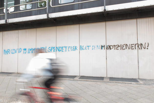 Coronavirus, Impressions from Berlin Germany, Berlin 29 04 2020 In the picture is a writing with your Covid 19 immune, donate your blood to the medics on a house wall Berlin Berlin Germany