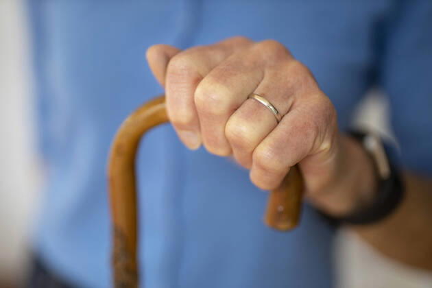 Topic Old hands on a walking stick Radevormwald Germany Copyright: xUtexGrabowsky photothek.netx