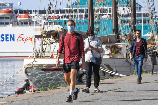 NEWS : Covid 19 Coronavirus en Espagne - Barcelone - 02 05 2020 Des sportifs et des seniors descendent dans la rue pour la premiere fois apres 48 jours de confinement NEWS : Covid 19 Coronavirus en Espagne - Barcelone - 02 05 2020 PacoLargo Panoramic